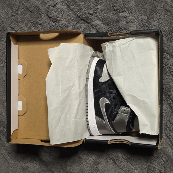 Jordan 1 High Kids Metallic Black Sneakers - Picture 6 of 6